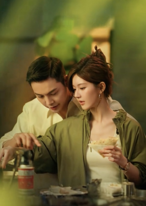 เฉินเหว่ยถิงและจ้าวลู่ซือในฉากอารมณ์ลึกของซีรีส์ Love’s Ambition สื่อถึงความห่างเหินระหว่างตัวละครภายใต้ความรู้สึกที่ยังคงเชื่อมโยงกัน